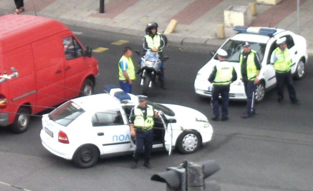 Моторист удари 15-годишно момиче, а след това и кола. Детето се възстановява