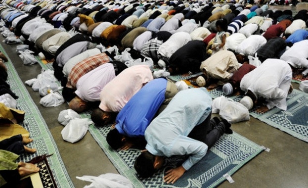 Почти милиард мюсюлмани по света ще отбележат тази сряда главния