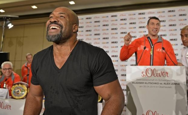 Бригс събори Кличко във водата (видео)