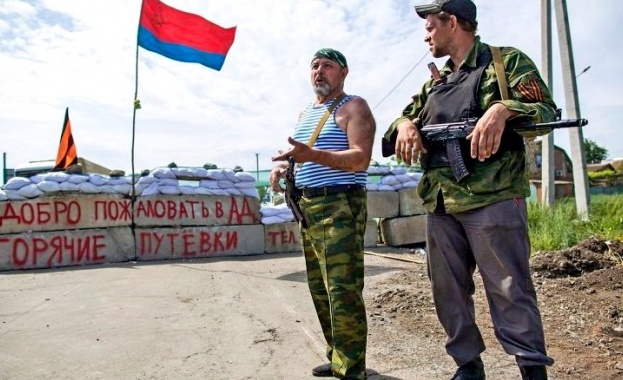 Битката за донецкото летище продължава, Донецк под обстрел