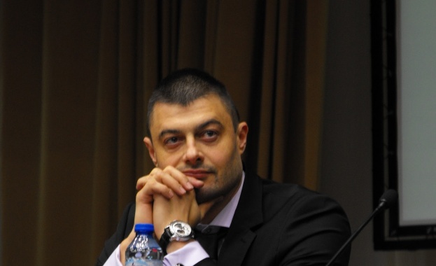Бареков се отказа да е депутат в НС, остава в ЕП