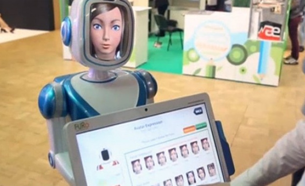 Роботът "Леночка" повдига настроението на пътниците