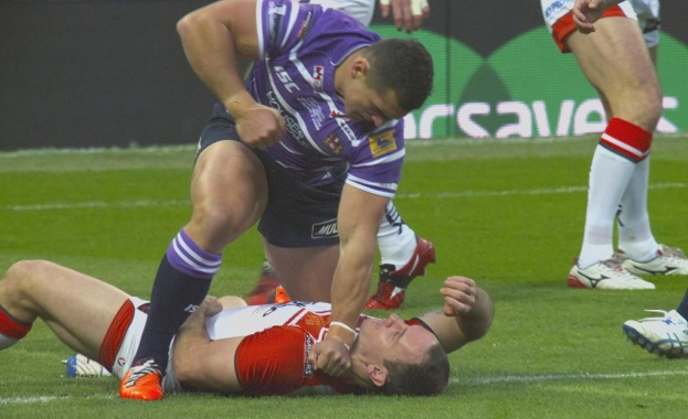 Ръгбист нокаутира свой противник на терена /видео/