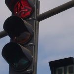 На косъм от инцидент в Ямбол: Мъж премина на тротинетка с висока скорост на червено