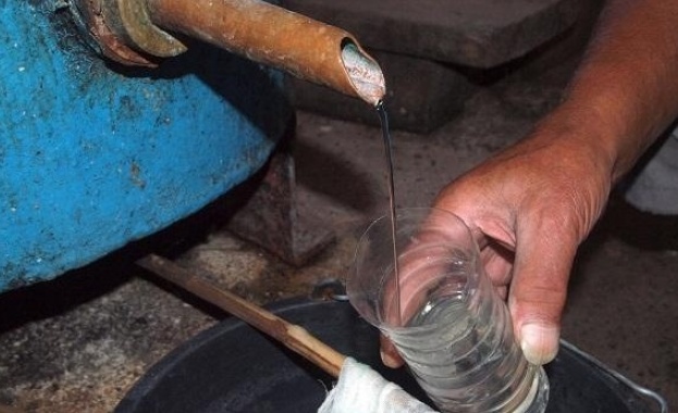 Домашната ракия – опасна за хората, бърка и в хазната