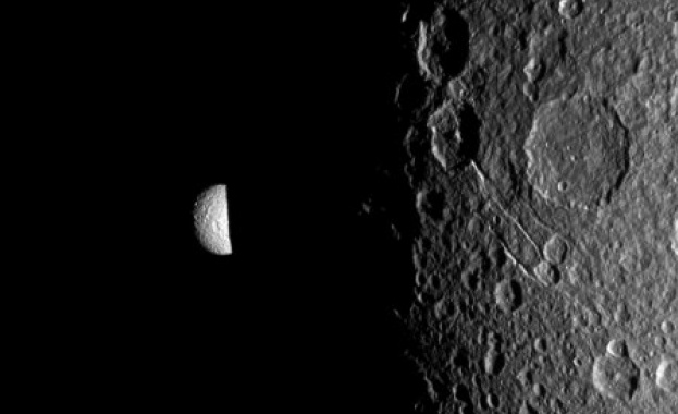 Подземен океан се крие в недрата на един от спътниците на Сатурн?