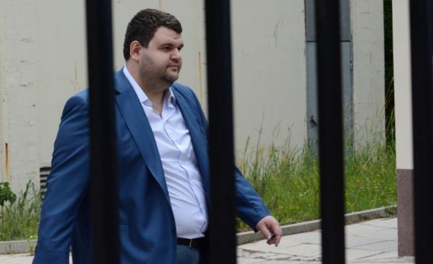 Защо Пеевски не ходи в парламента? 