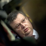 Вместо затвор искат оставки