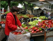 Цените на плодовете и зеленчуците остават високи