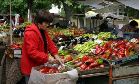 Цените на плодовете и зеленчуците остават високи