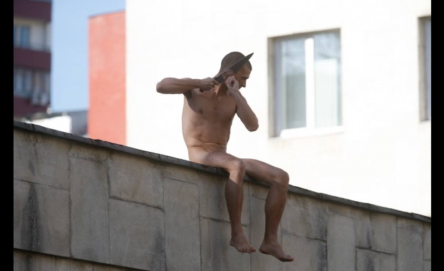 Ван Гог от XXI в.: Скандалният художник Пьотр Павленски си отряза ухото