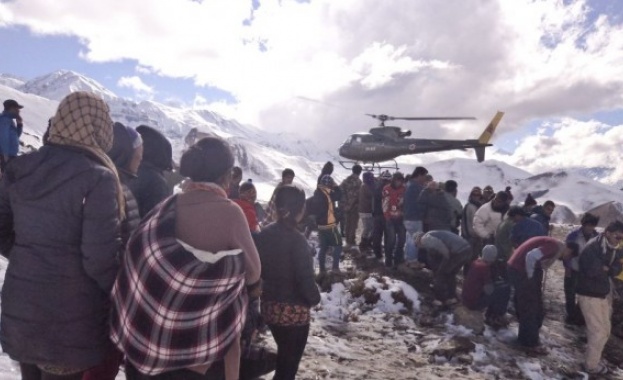 Откриха още 12 мъртви и 34-има живи планинари в Непал 