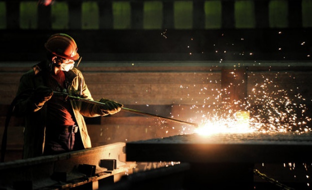 Русия ще забрани вноса на чужда автотехника и продукция от металургичния сектор 