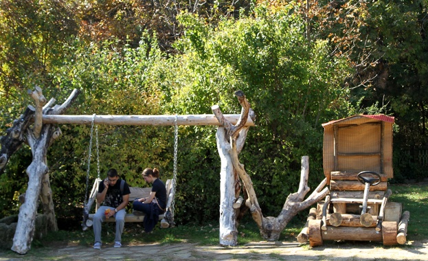 Колата на Фред Флинтстоун радва посетителите на старозагорския зоопарк 