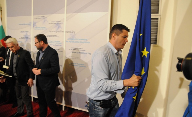 Атака: Присъствието на знамето на ЕС в българския парламент противоречи на всякакви закони