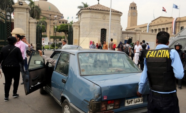Девет човека пострадаха при взрив пред университет в Кайро 