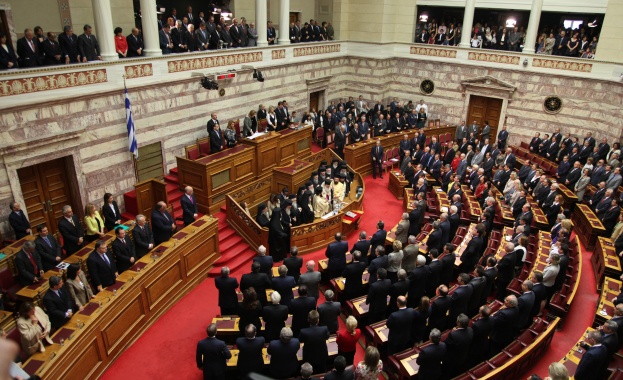 140 милиона евро плащат гърците за своя парламент