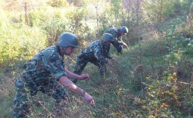 Продължават действията на военнослужещите край завод „Миджур“