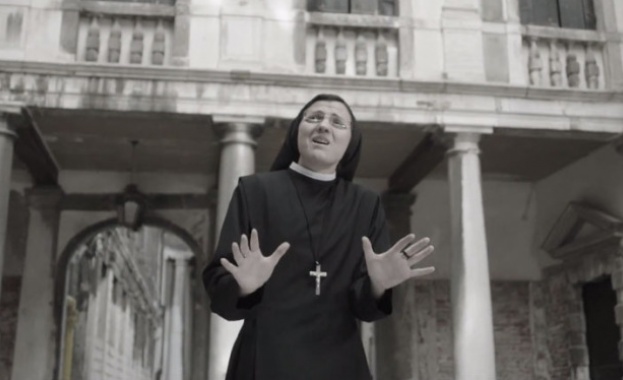 Пеещата монахиня превърна Like a Virgin в балада с религиозна символика