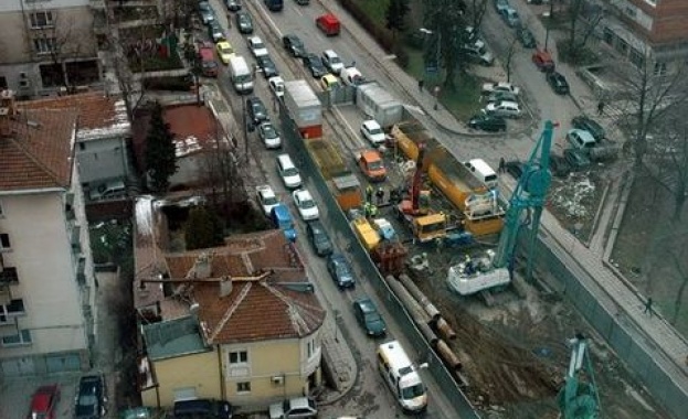 Движението по бул. „Черни връх" остава силно затруднено до следващата есен 
