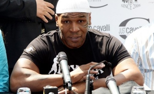 Тайсън става член на Съюза на руските писатели 