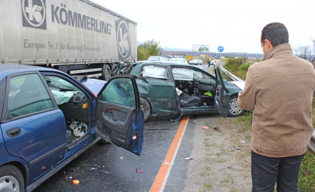 Катастрофа с две коли рани шестима, сред тях майка с дете
