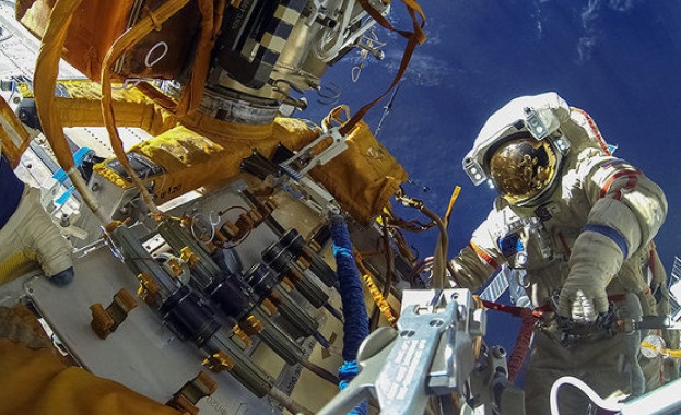 Руските космонавти от екипажа на МКС завършиха втория излаз в открития космос