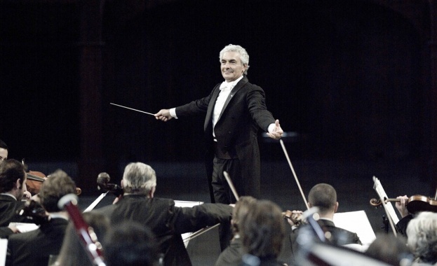 Гюрер Айкал дирижира радиосимфониците 