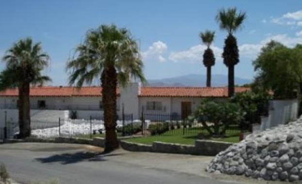 Продават на търг имението на Елвис в Палм спрингс