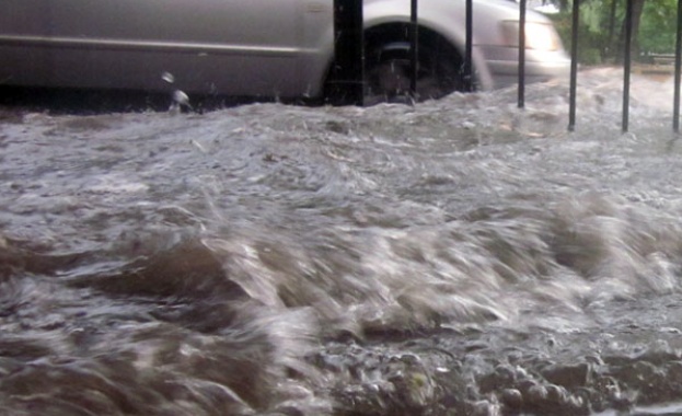 Пътят Златни пясъци-Варна се превърна в река