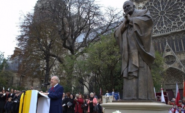Откриха паметник на Йоан Павел II до катедралата Нотр Дам