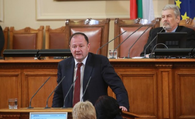 Миков: Дискусиите по вътрешнопартийни въпроси трябва да се водят в партията