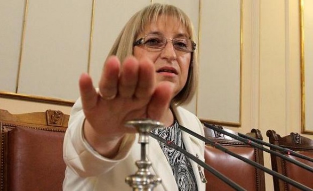 Цачева отрече тя да е кандидатът на ГЕРБ за президент: Няма опасност