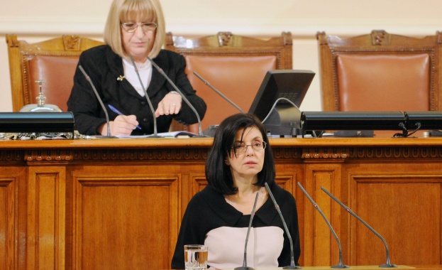 Кунева е в парламента, влезе на среща с управляващите
