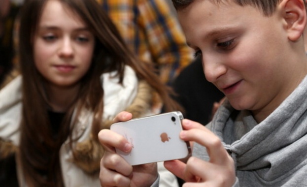 Децата стават зависими от смартфоните