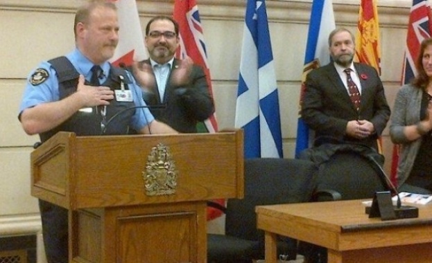 Дават на смел полицай безплатна бира до края на живота му