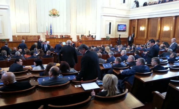Депутатите ще работят до гласуване на решение за КТБ