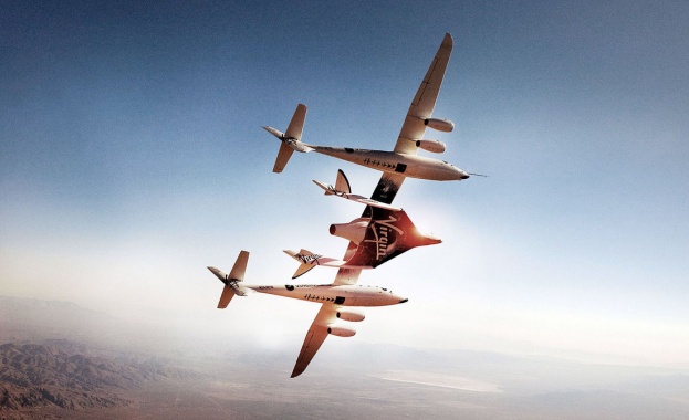 Първият туристически космически кораб се разби с двама души на борда 