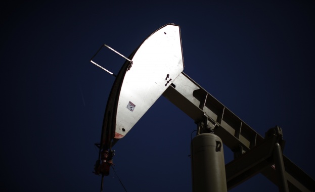 Цената на петрола ще остане ниска поне още две години, твърдят експерти