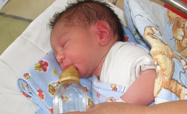 Родителите на бащата на намереното в Казанлък бебе искат да си го върнат