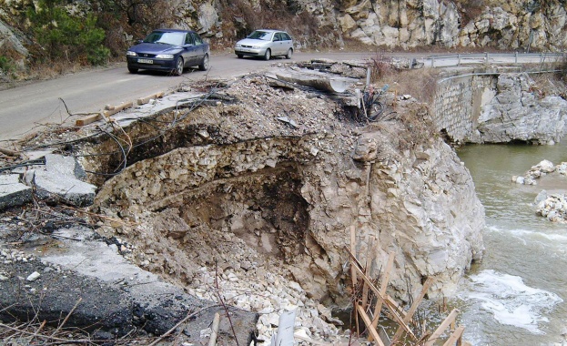 Движението по пътя Асеновград-Смолян е възстановено напълно