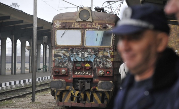 Дим от компресорен агрегат предизвика закъснение от около 100 мин. на влак от Бургас за София