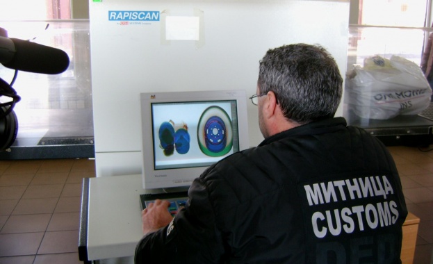 Две смени митничари от Лесово са задържани за подкупи и изнудване