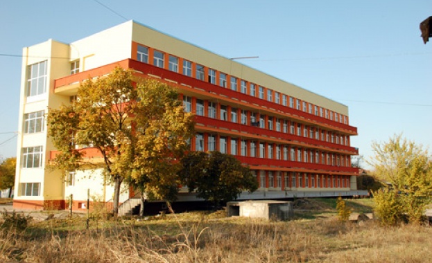 Издъхна Александра, която падна от 2 етаж на социален дом 