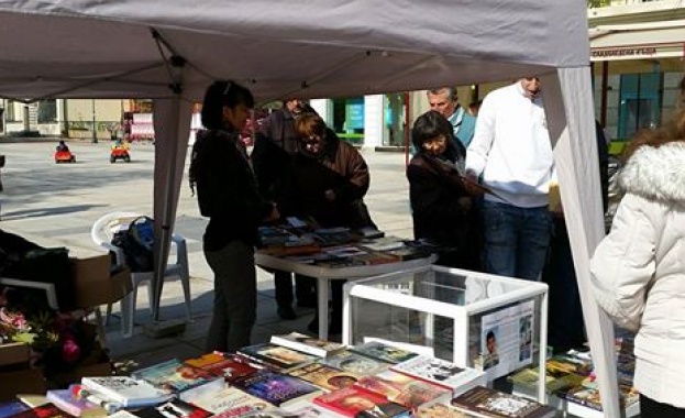 Младите пловдивски социалисти събраха над 2000 лева за болния Любчо