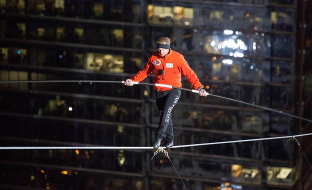 Ник Валенда успешно премина по въже над два небостъргача в Чикаго без обезопасителна техника