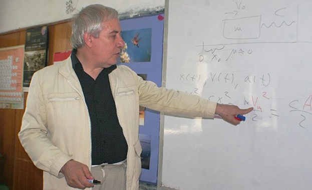 Физикът Теодосий Теодосиев с мечта да построи училище за бедни