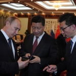 Путин подари на председателя на КНР руския смартфон Yota Phone 2