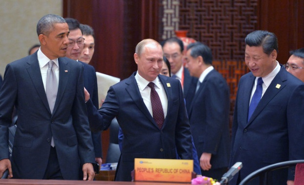 Путин засади дърво и потупа Обама по рамото