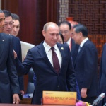 Путин засади дърво и потупа Обама по рамото